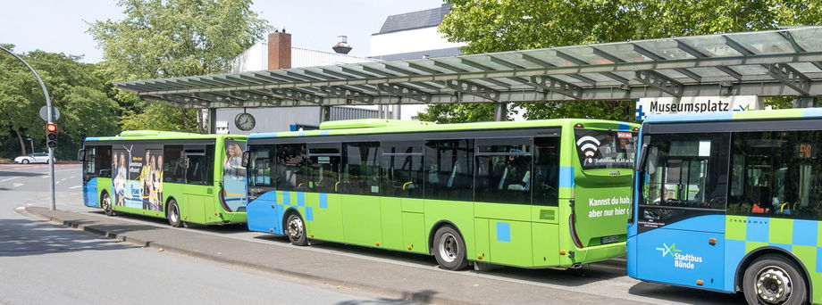 Drei Busse an der Bushaltestelle am Museumsplatz in Bünde.