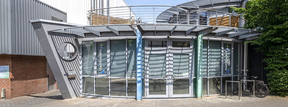 Ansicht und Eingang vom Stadtbusbüro.