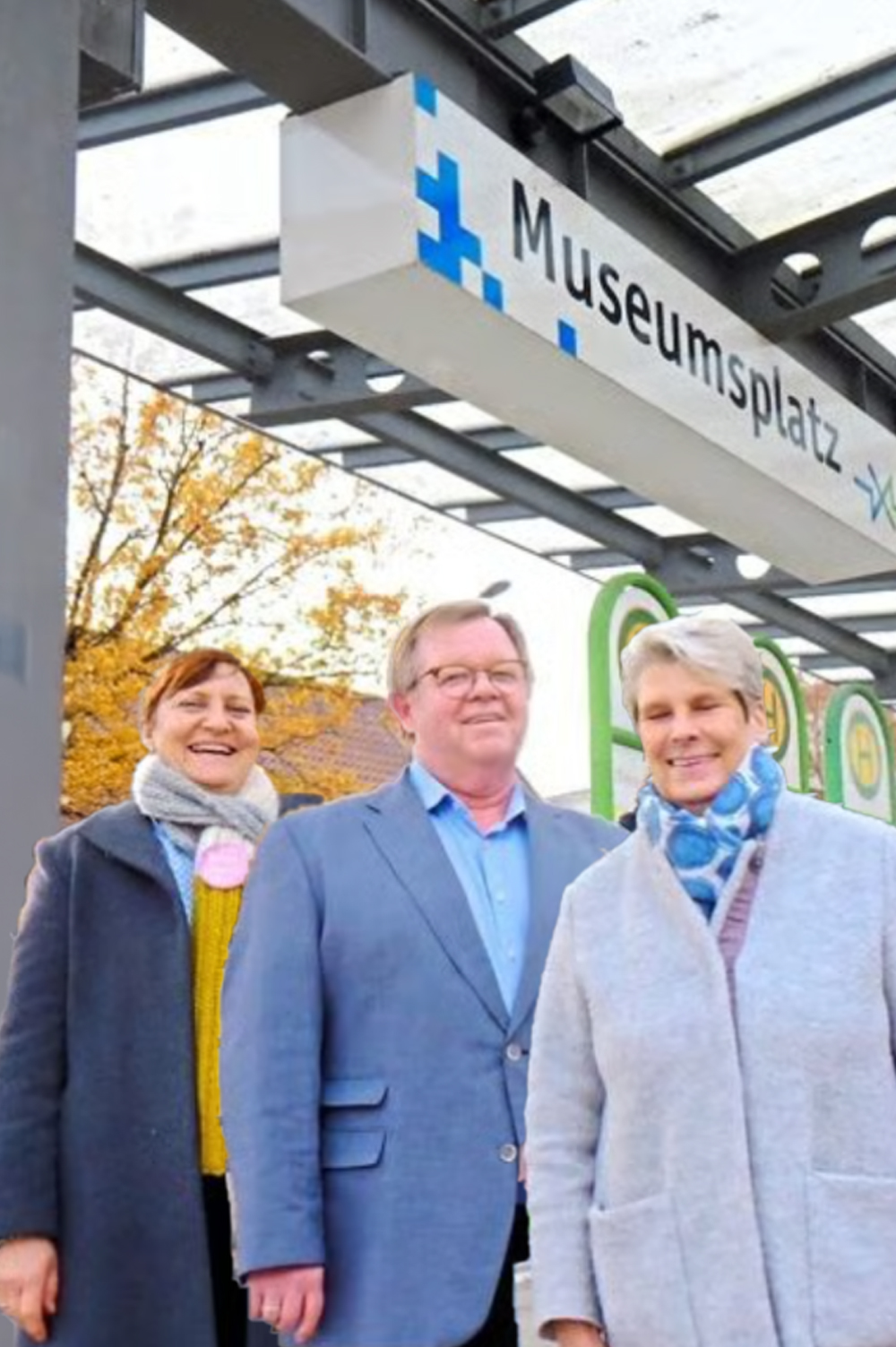 Foto von drei Personen an der Bushaltestelle in Bünde.